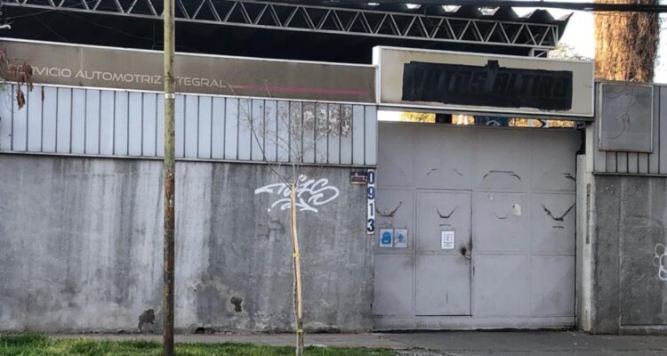 Individuos roban tres vehículos desde taller automotriz en Providencia: también se llevaron cámaras