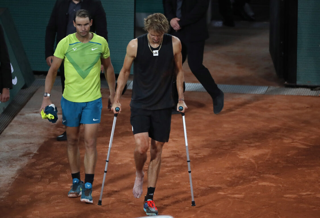 Rafael Nadal despidiéndose del lesionado Zverev.