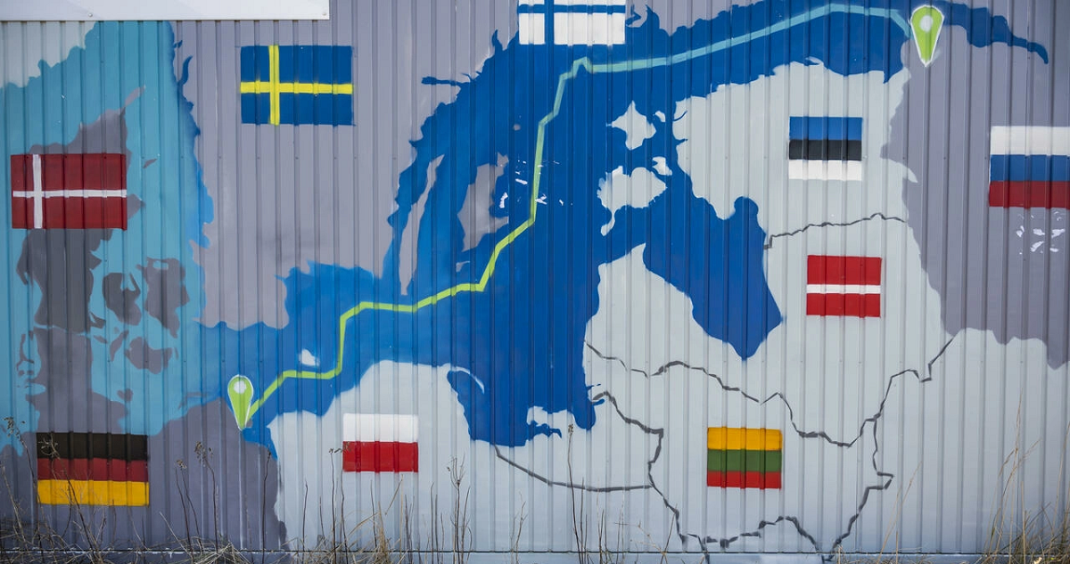 Un contenedor decorado con un mapa del gasoducto Nord Stream 2, fotografiado en el parque industrial de Lubmin, en el noreste de Alemania.