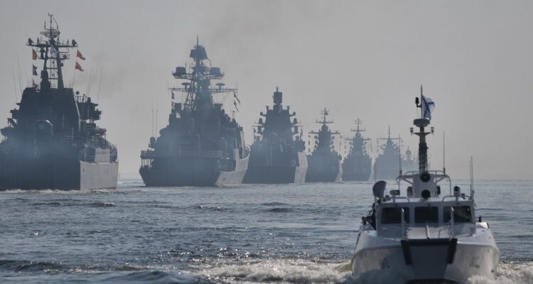 Navíos de guerra rusos en el mar Báltico.