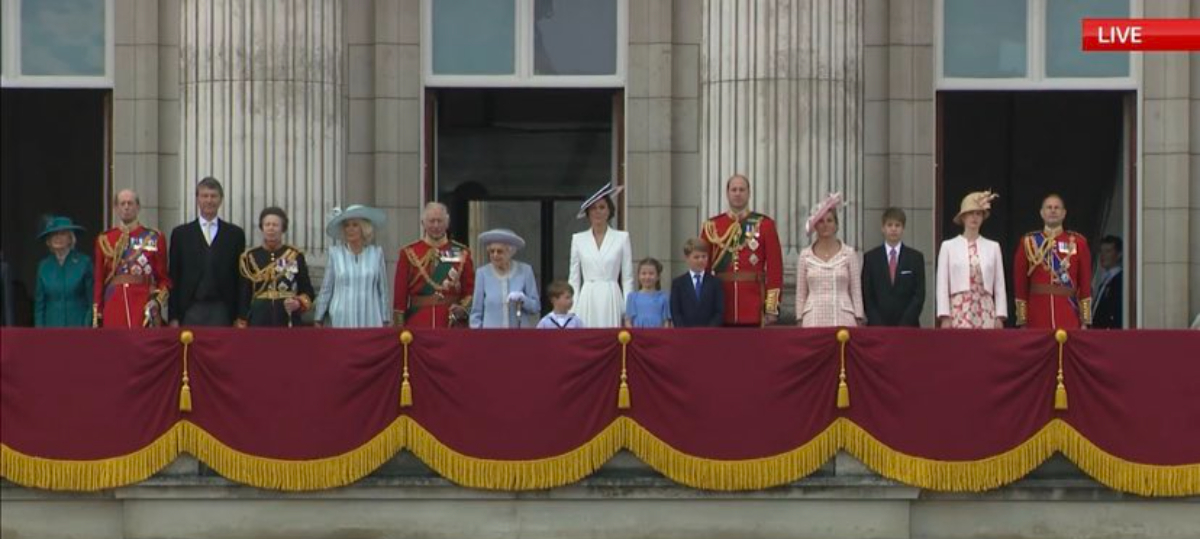 La reina junto a su familia en el balcón del palacio de Buckingham.