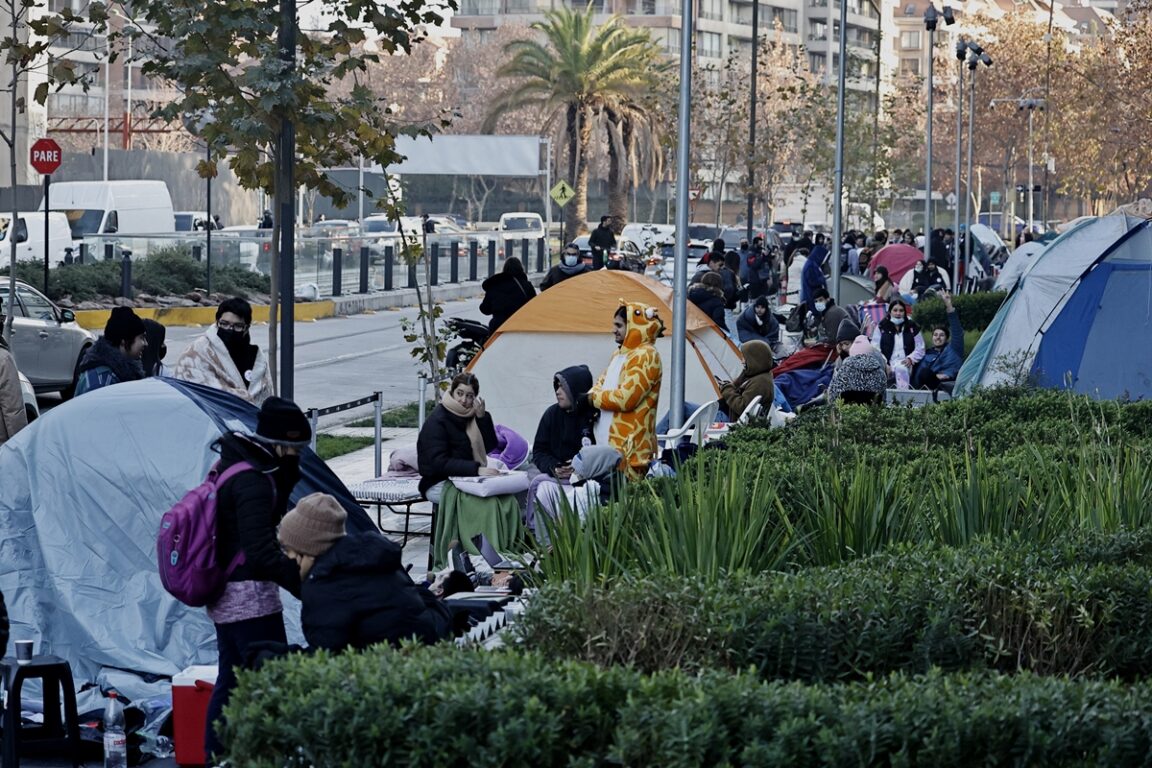 Capitalinos pasan la noche afuera de un mall en Las Condes para lograr un año de sánguches de pollo gratis