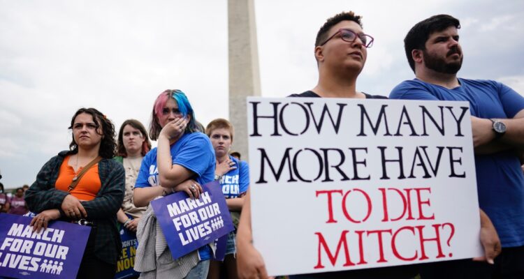 Senadores de Estados Unidos logran acuerdo de mínimos para aumentar control de armas