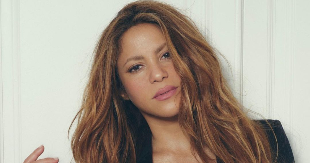 Shakira mira a la cámara con mirada seria.