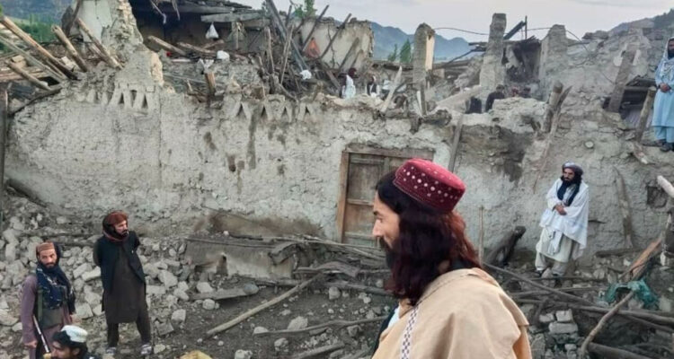 Afganos entre las ruinas dejadas por el sismo.