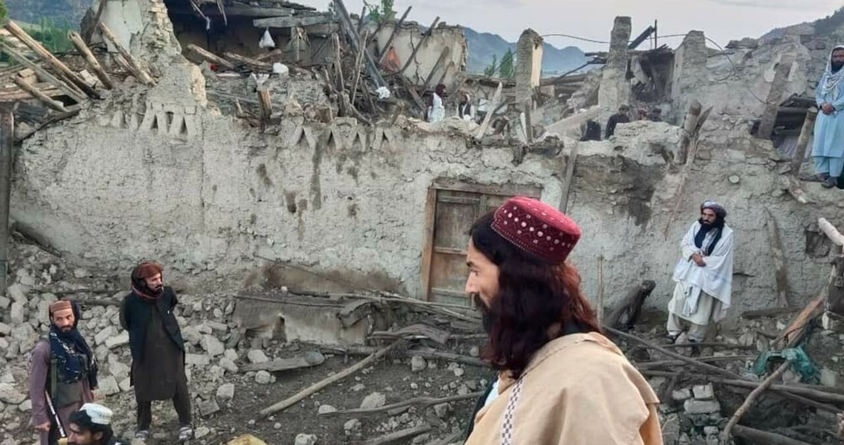 Afganos entre las ruinas dejadas por el sismo.