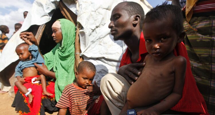 Familias sufriendo hambruna en Somalia.