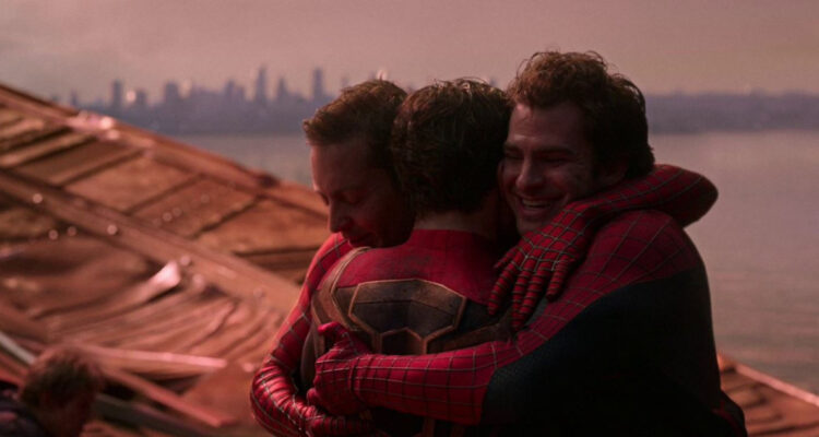 Los tres Spider Man abrazándose en Spider-Man: No Way Home. La cinta tendrá una versión extendida.