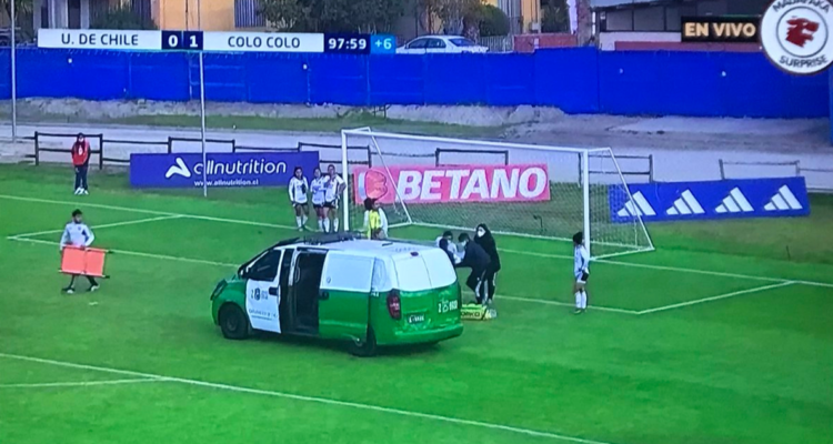 Superclásico femenino: Javiera Grez debió ser auxiliada por carabineros.