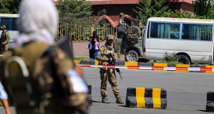 Fuerzas de seguridad de los talibanes fuera de la asamblea tras el tiroteo.