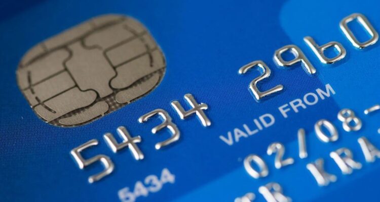 Multitienda deberá indemnizar a clienta: le entregó tarjeta de crédito de forma incorrecta