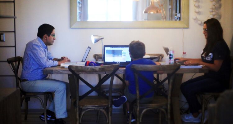 Ante adelanto de vacaciones de invierno: Padres podrán aplicar teletrabajo para poder cuidar a hijos