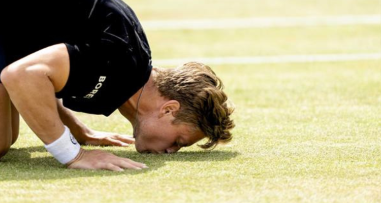 Tim Van Rijthoven, logra sus primeras victorias y su primer título, frente a Daniil Medvedev.