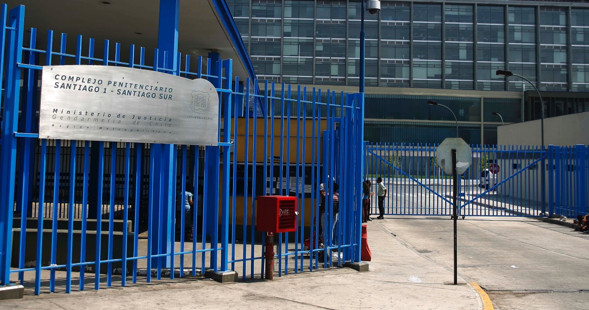 Trasladan a 42 internos de Santiago 1 acusados de extorsionar a los “primerizos”