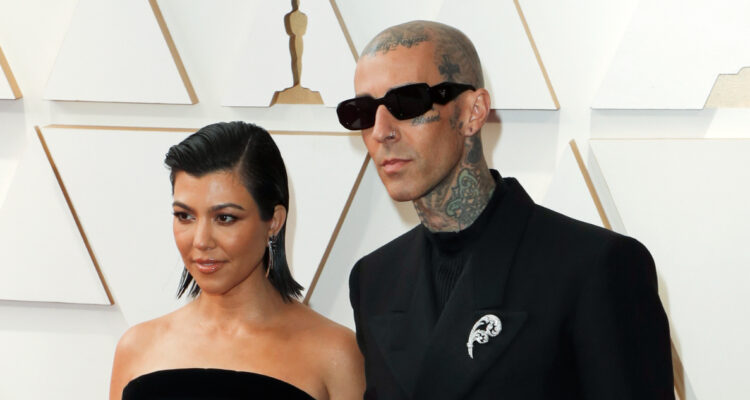 Kourtney Kardashian y el músico Travis Barker en la alfombra roja de los Óscar.