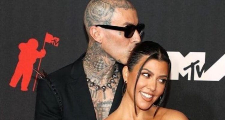 Travis Barker besa la cabeza de Kourtney Kardashian en los premios MTV Music Awards. El músico fue hospitalizado por pancreatitis.