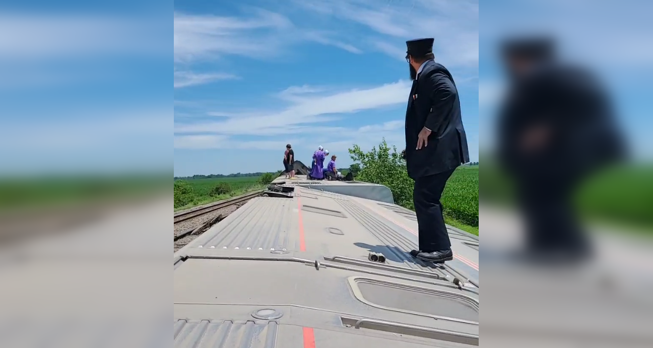 Personas sobre escapando del tren volcado en Estados Unidos