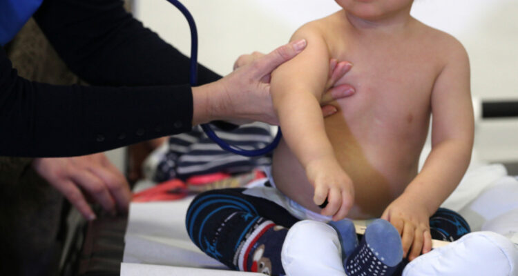 Foto contexto niño y UCI pediátrica