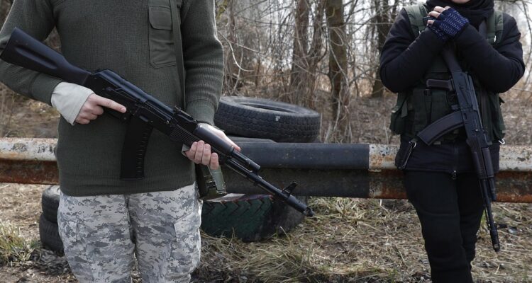 Voluntarios armados en Ucrania.