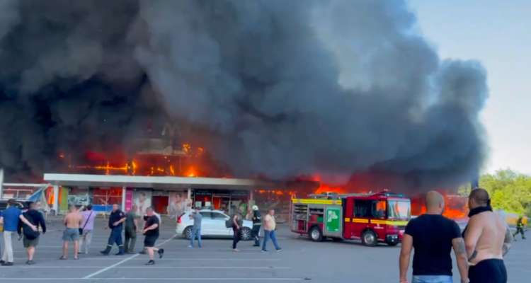 Ucrania denuncia ataque con un misil de Rusia contra un centro comercial: hay al menos 2 muertos