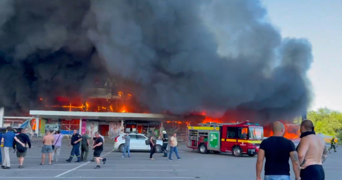 Ucrania denuncia ataque con un misil de Rusia contra un centro comercial: hay al menos 2 muertos