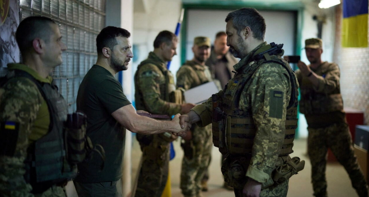 El presidente ucraniano Volodymyr Zelensky felicita a un soldado en Soledar, Donbass.