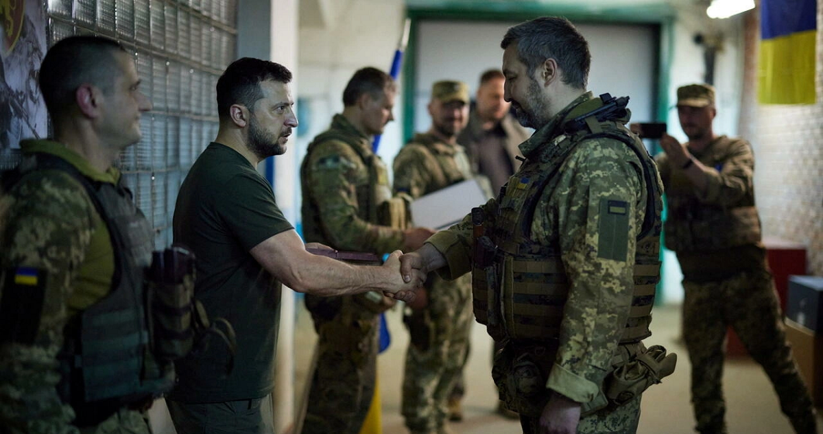 El presidente ucraniano Volodymyr Zelensky felicita a un soldado en Soledar, Donbass.