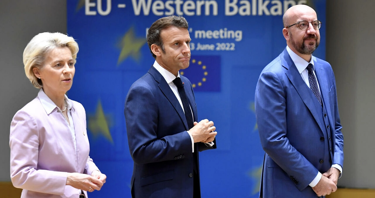 La presidenta de la Comisión Europea, Ursula von der Leyen, el presidente francés, Emmanuel Macron, y el presidente del Consejo Europeo, Charles Michel, llegan a una mesa redonda en una cumbre de la UE en Bruselas.