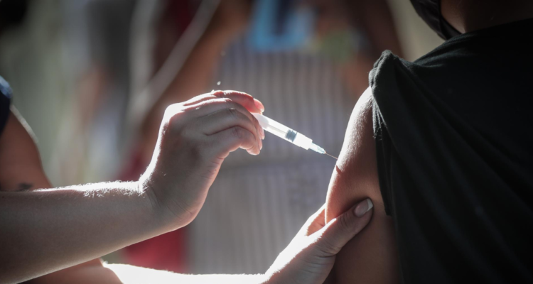 vacunacion-covid-muertes-primer-ano