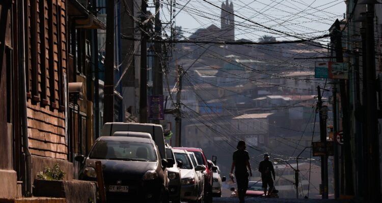 Autoridades analizaron refuerzo de seguridad en Valparaíso: aumentará dotación de carabineros