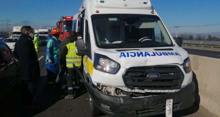 vehículo colisiona ambulancia
