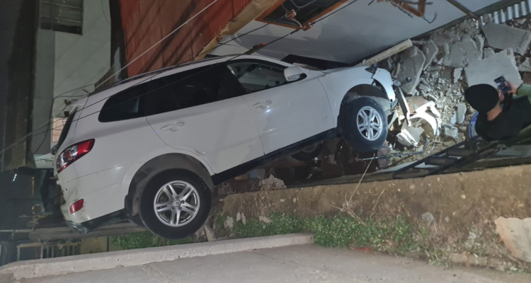 Conductor pierde el control de su vehículo y termina incrustado en una vivienda en Quilpue