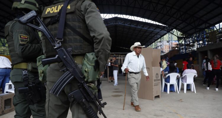 Soldados prestan guardia hoy, durante la segunda ronda de las elecciones presidenciales en Suárez, departamento de Cauca (Colombia).
