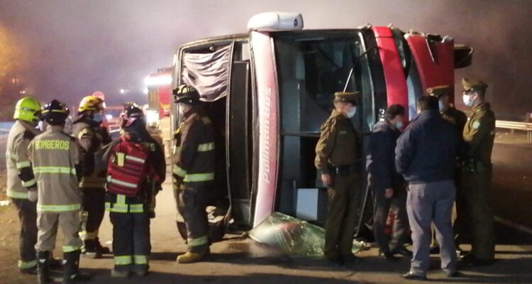 Un muerto y al menos 11 heridos deja volcamiento de bus en la Ruta 5