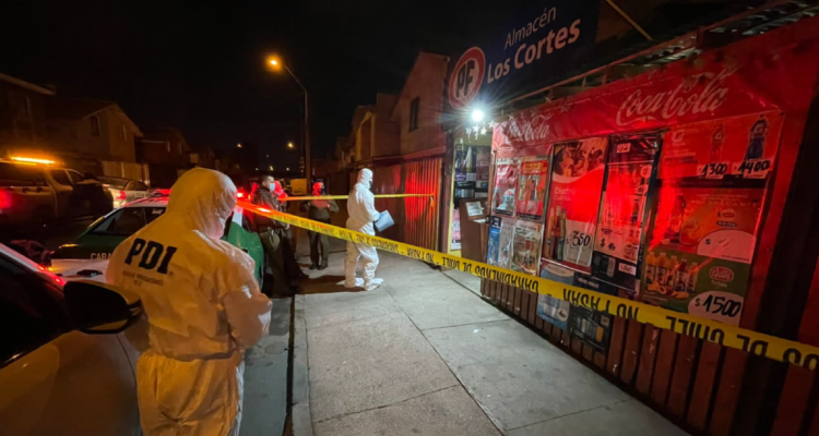 Detectives de PDI realizando las primeras diligencias en almacén donde ocurrió el crimen.