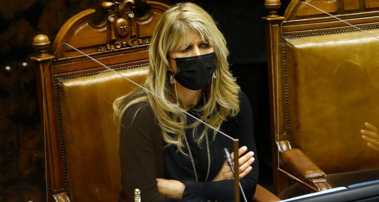 Ximena Rincón pide libertad de acción en plebiscito de salida