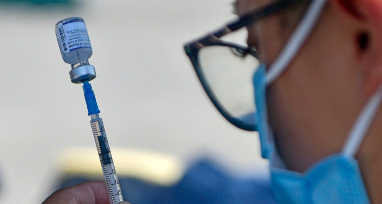 Foto contento quinta dosis