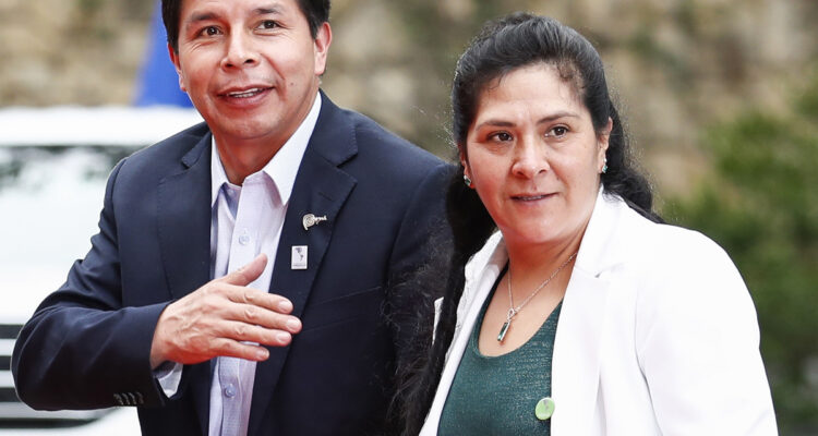 El presidente de Perú, Pedro Castillo, junto a la primera dama, Lilia Paredes.
