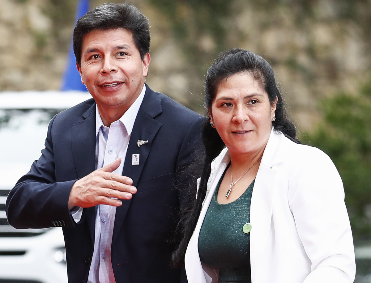 El presidente de Perú, Pedro Castillo, junto a la primera dama, Lilia Paredes.