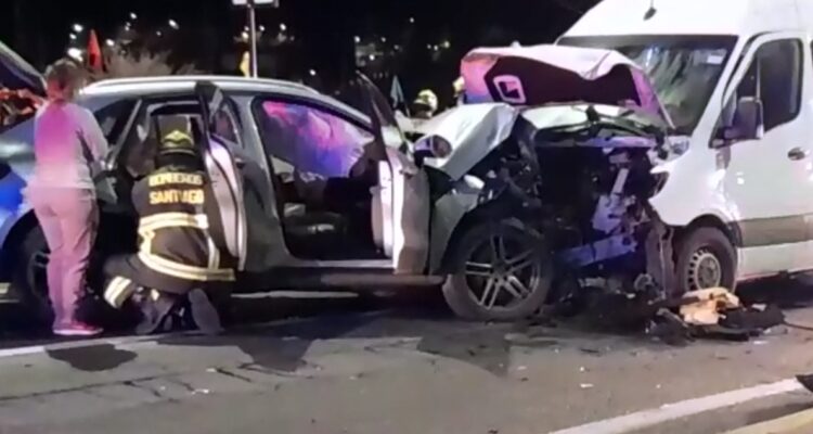 Conductor ebrio y contra el tránsito impactó a minibús repleto de trabajadores en Lo Barnechea