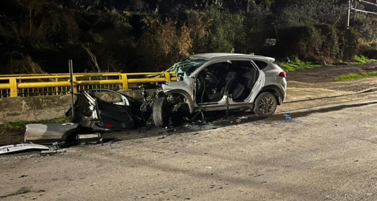 Vehículo que terminó incrustado en barrera de puente.