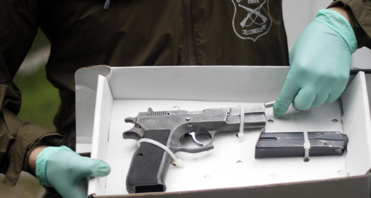 Detienen a adolescente portando arma de fuego en Lota