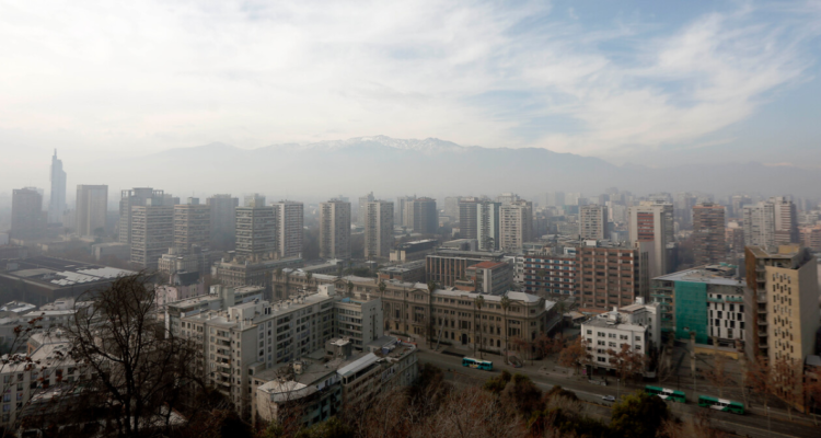 Vista desde el aire de un Santiago contaminado.