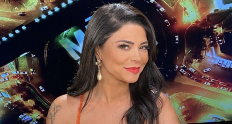 Antonella Ríos sonríe de costado a la cámara en el set de Me Late Prime.