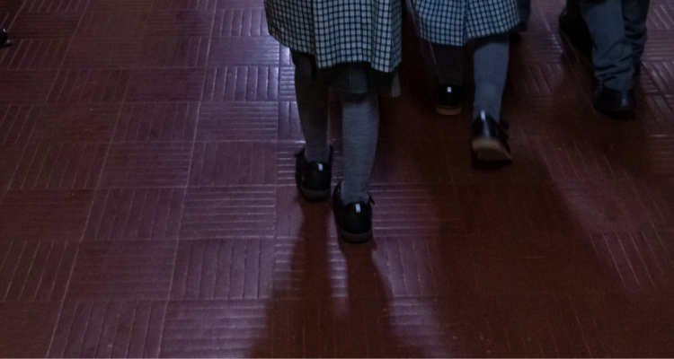 Apoderados de liceo de Puerto Montt exigen reubicar a familias de toma de Pelluco en otro lugar