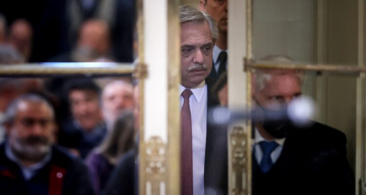 Gobierno de Argentina se apretó cinturón y ordenó no contratar a nadie más en administración pública