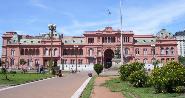 Argentina destaca que su economía sigue creciendo y entrega cifras