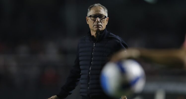 Ariel Holan durante la goleada de Sao Paulo ante la UC.