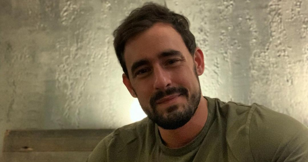 Ariel Levy sonríe a la cámara mientras posa. El actor triunfó como campeón mundial en un torneo estadounidense de lucha libre.