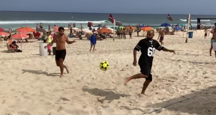 Arturo Vidal enamorando en las playas de Río de Janeiro.